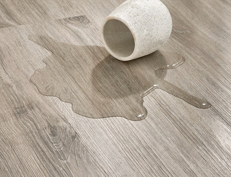 Sàn nhựa giả gỗ có keo có khả năng chống nước, chống thẩm và chống ẩm hiệu quả